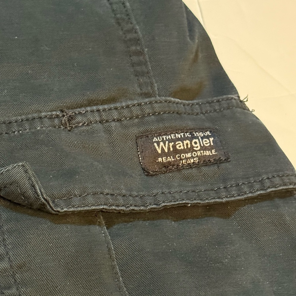 Men's Black Wrangler Cargo Shorts - Picture 2 of 5